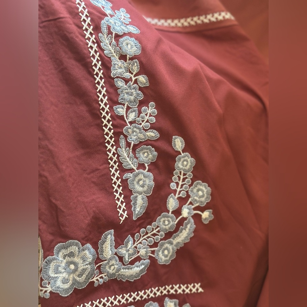 Gimmicks by BKE Floral Embroidered Blouse - Picture 4 of 6